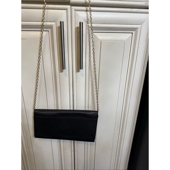 Guess Women's Faux Leather Chain Strap Bella Travel Clutch Black OS NWOT - Picture 2 of 11